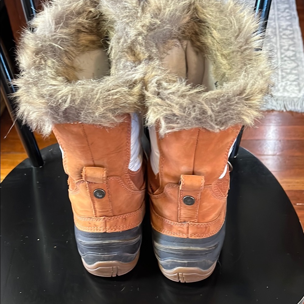 The North Face Tan and White Winter Boots - Picture 9 of 11